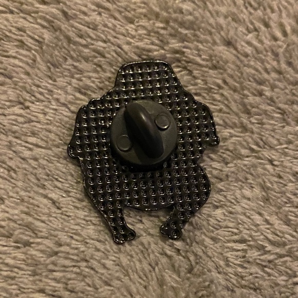 Friends Turkey lapel pin - Picture 3 of 3